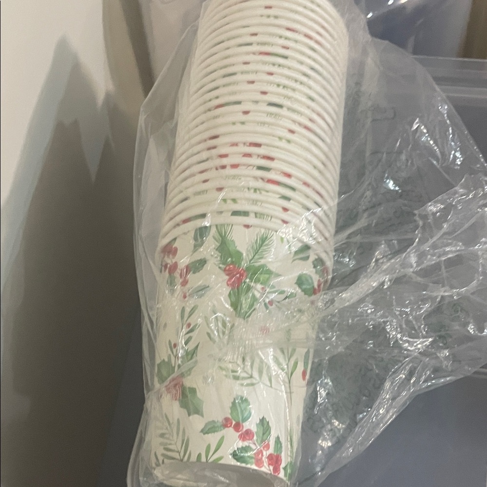Festive Holiday Paper Cups - Green and Red